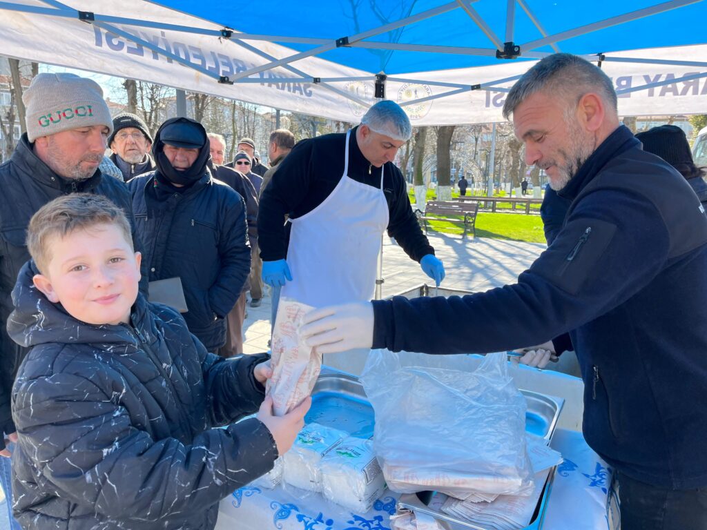 Saray Belediyesi’nden büyük felaketin anısına lokma ikramı